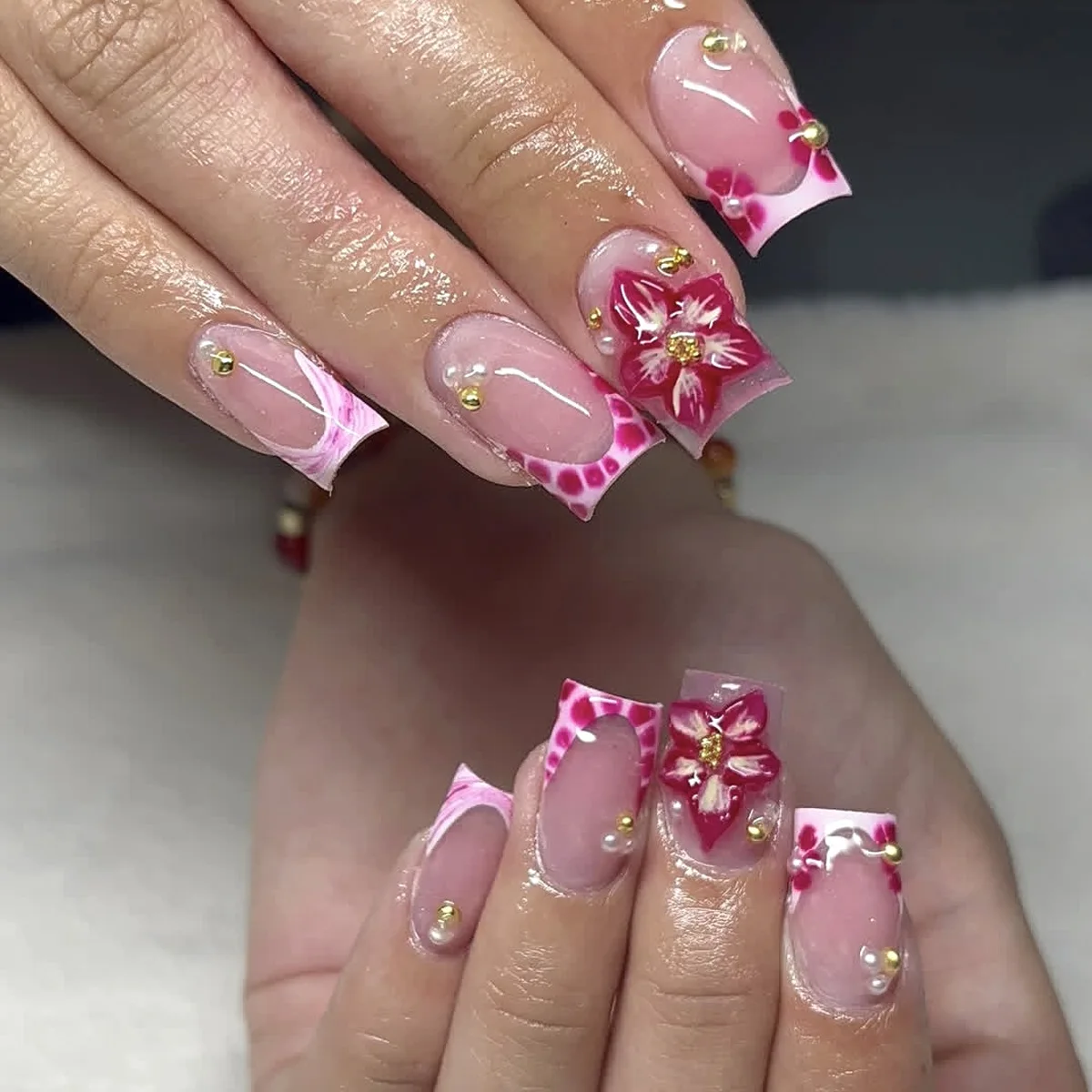 

24Pcs Reusable Press on Nails Short Square Head False Nails with Flower Rhinestone Design Pink French Fake Manicure Tips