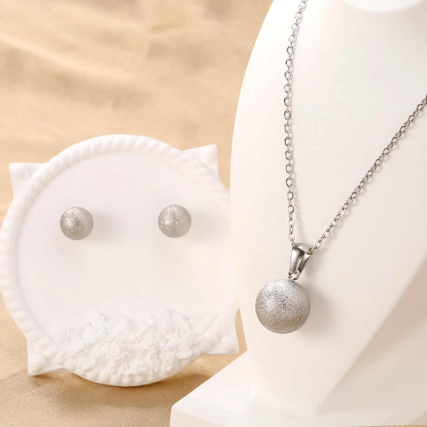 Image 5: LUXUSTEEL – ensemble de bijoux givrés, pendentifs à la mode, collier et boucles d'oreilles pour femmes, collier à chaîne ronde en acier inoxydable doré