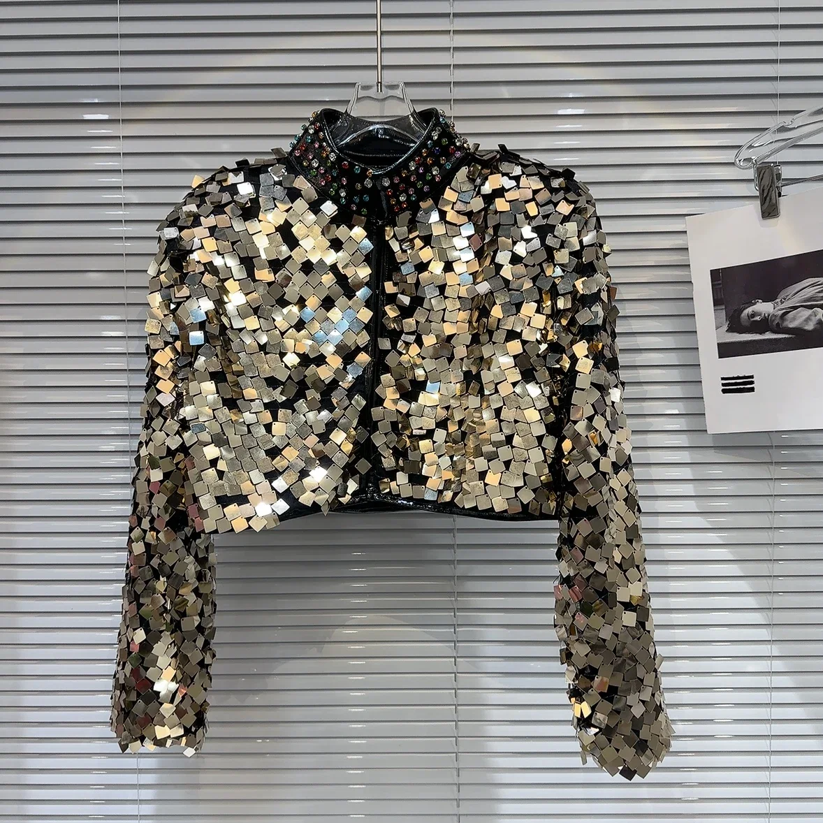 

2024 Winter New Fashion Show Performance Colorful Gradient Sequins Water Diamond Stand Neck Short Coat Women Jackets Q110