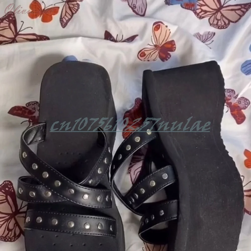 

Outdoors Casual Daily Summer Slippers Thik Soled Platform Black Round Rivets Strap Decor Shoes for Women 2026 Hot Girls Sexy
