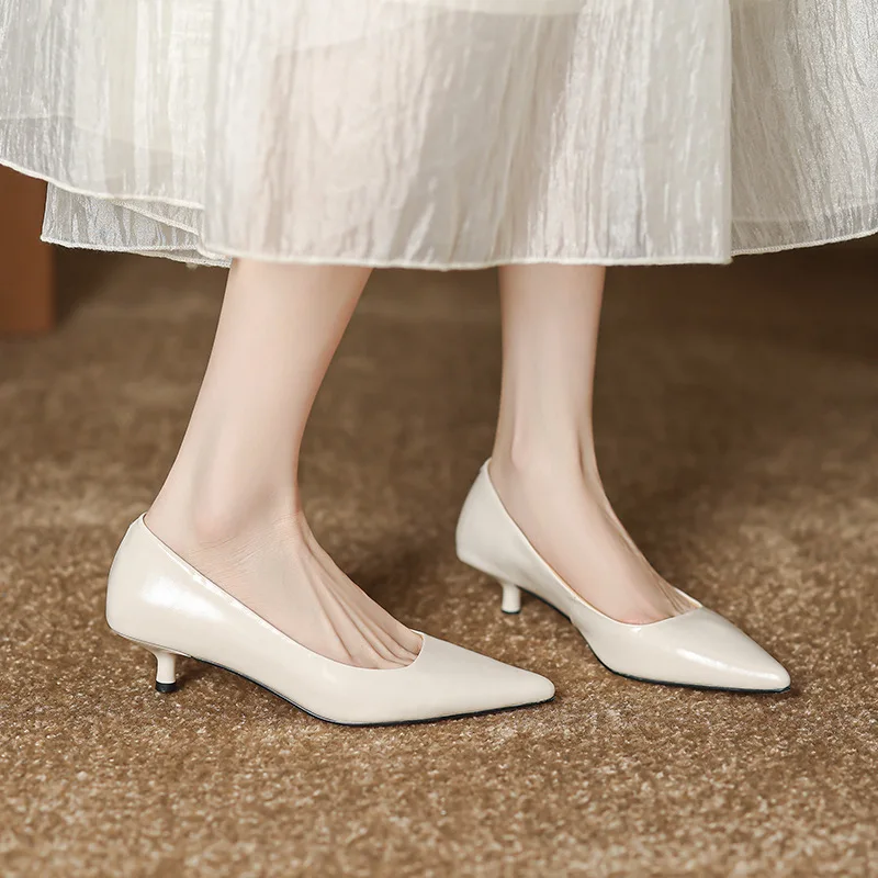 

Простой верхний слой из воловьей кожи с острым носком, тонкий каблук, неглубокий рот, одиночная обувь, темперамент, женская обувь на среднем каблуке с кошачьим каблуком, большие размеры