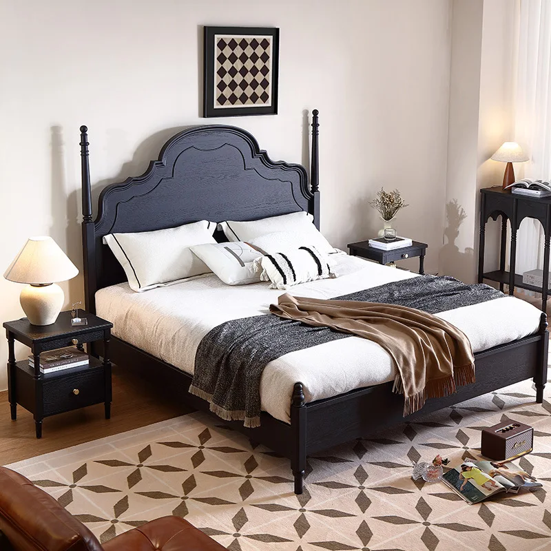 Cama medieval de madera maciza de roble rojo.