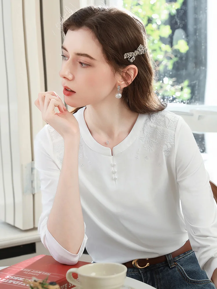 เสื้อยืดปักลายลูกไม้สีขาว I BELIEVE YOU รุ่นปักลายปะติด ฤดูใบไม้ร่วง 2025 คอตั้ง แขนยาว กระดุมมุก รุ่น 2253016143