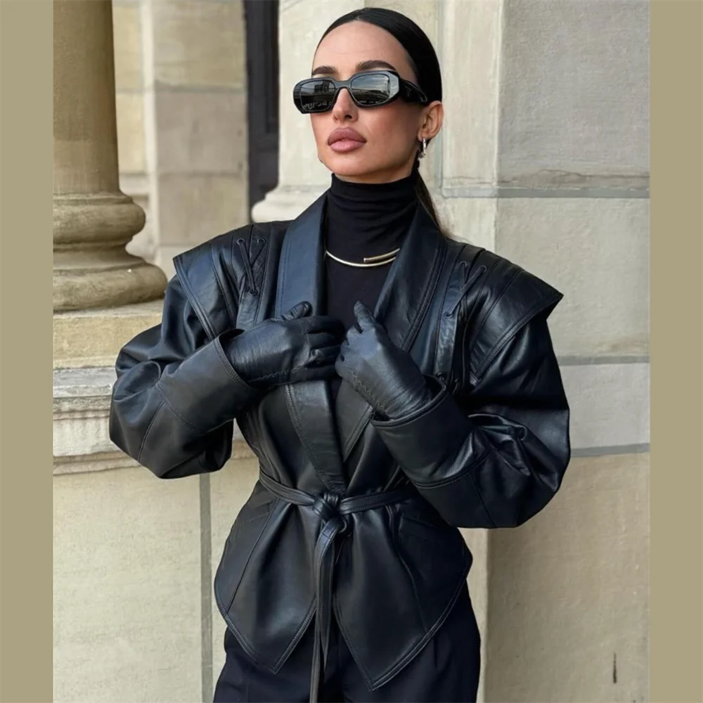 سترة جلدية مقصوصة بالخصر سترة قصيرة من البولي يوريثان لخريف 2025 ملابس نسائية جديدة تصميم غير منتظم مع مزاج الحزام