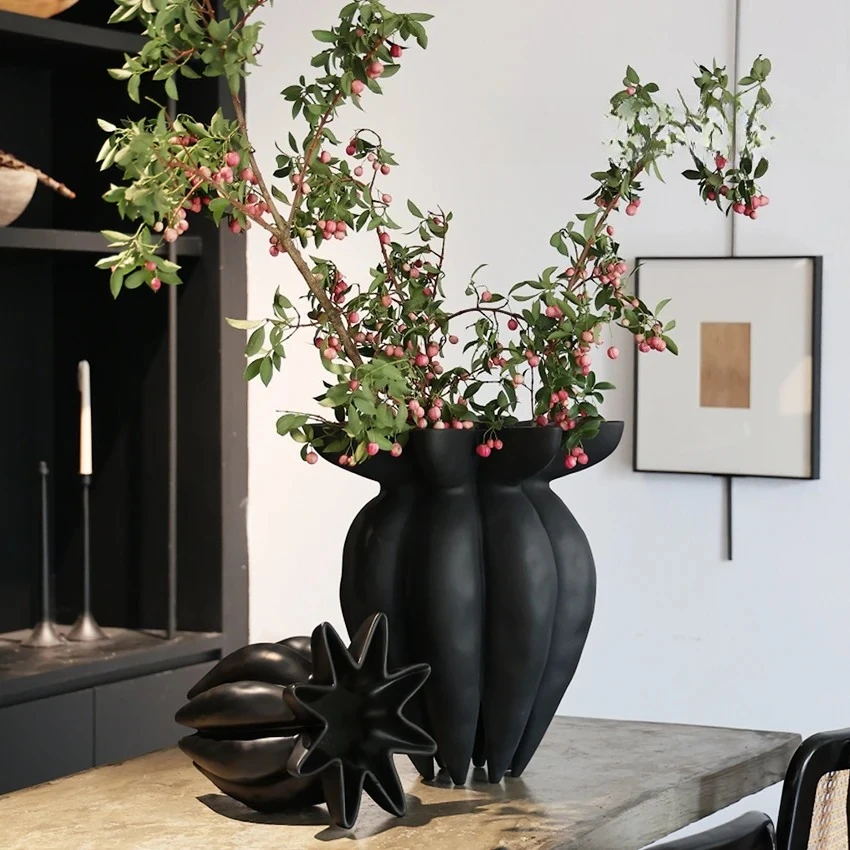 A bunch of lotus flowers, wabi-sabi wind vase, floor-to-ceiling flower utensils, medieval desktop ornaments, B & B sales office