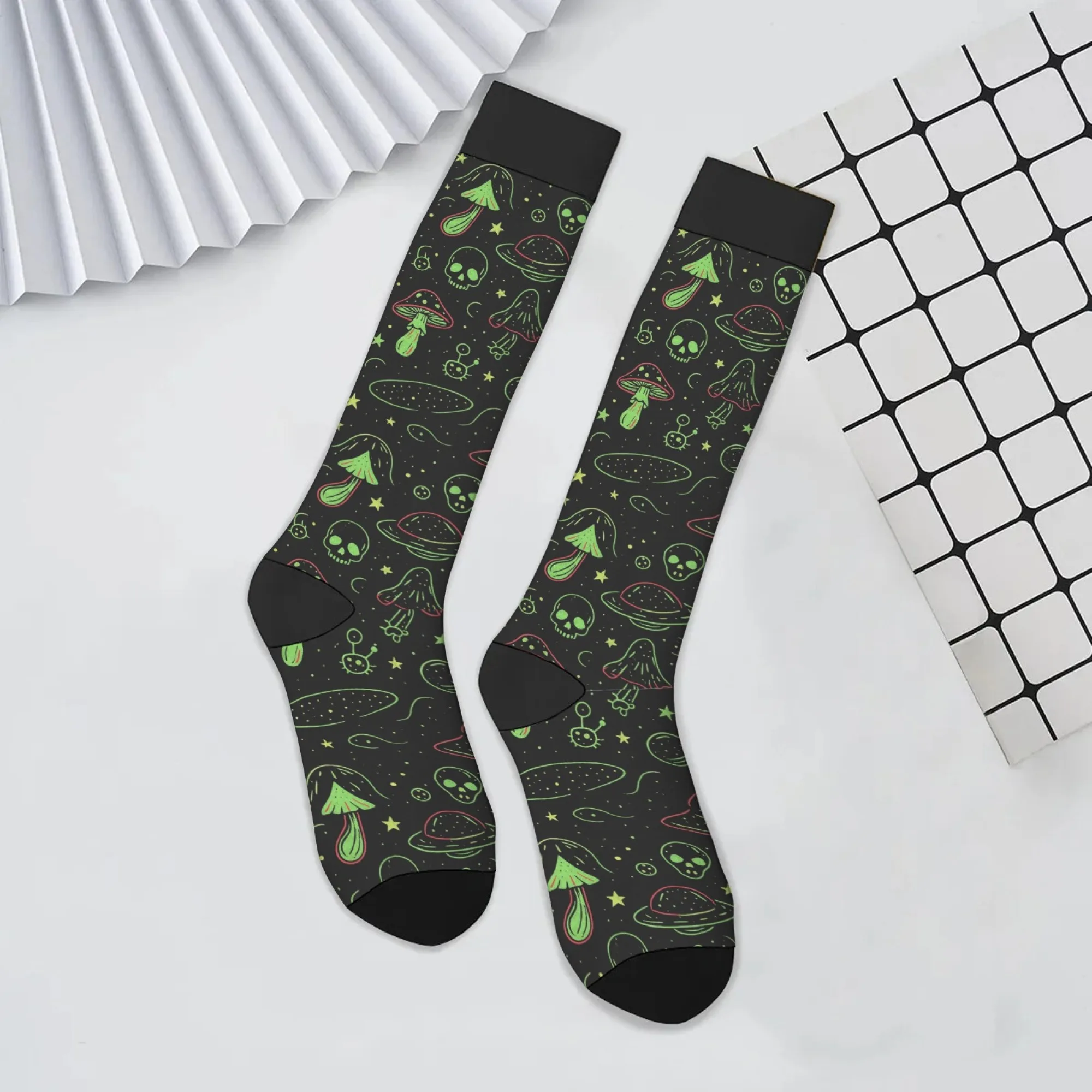 Unisex Psychedelic Galaxy Kniestrümpfe Line-Art Skull-Mushroom-UFO Galaxy Pop Green Highlights für urbane künstlerische Mode