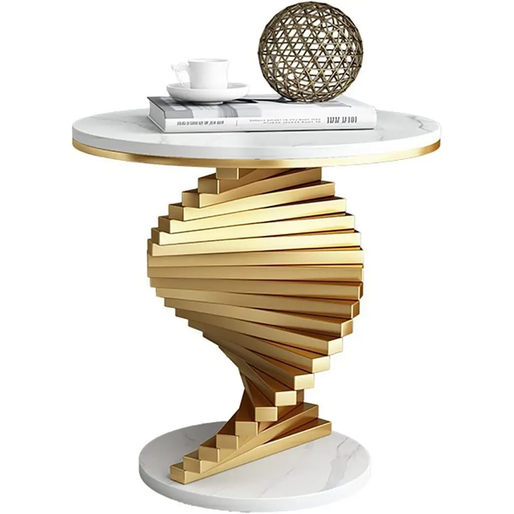 

Роскошный приставной столик с мраморной столешницей и золотыми акцентами, идеально подходит для гостиной или спальни