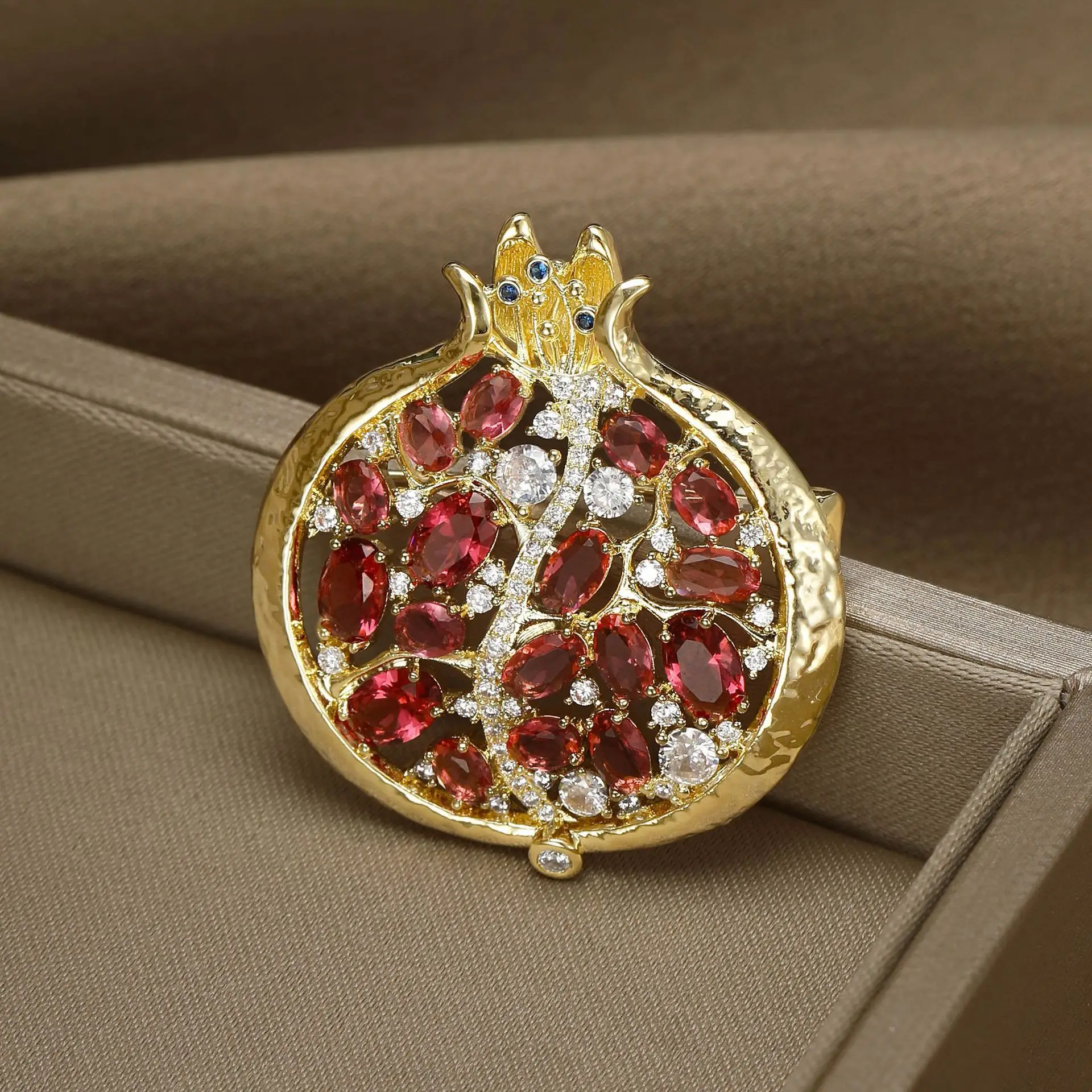 Broche elegante de alta gama con diamantes de imitación de Granada para mujeres y hombres, insignias de frutas exquisitas a la moda, ramilletes