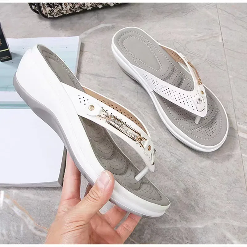 2024 Women\'s Slippers Summer New Fashion Metal Button Slides Shoes Wedge Beach Sandals Women Outside Platform Leisure Flip Flops