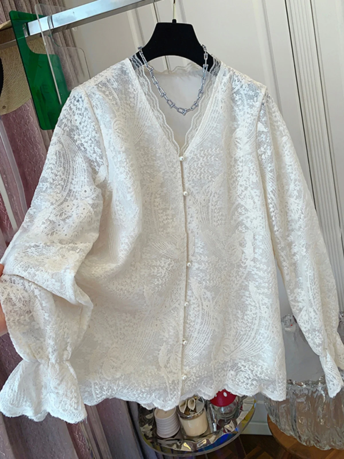 Ele Embroidered Lace irt Women's Spring 2025 Pearl Button V-Ne Bell Sve Long Sve Inner Wear Top Loose Fit Commu...