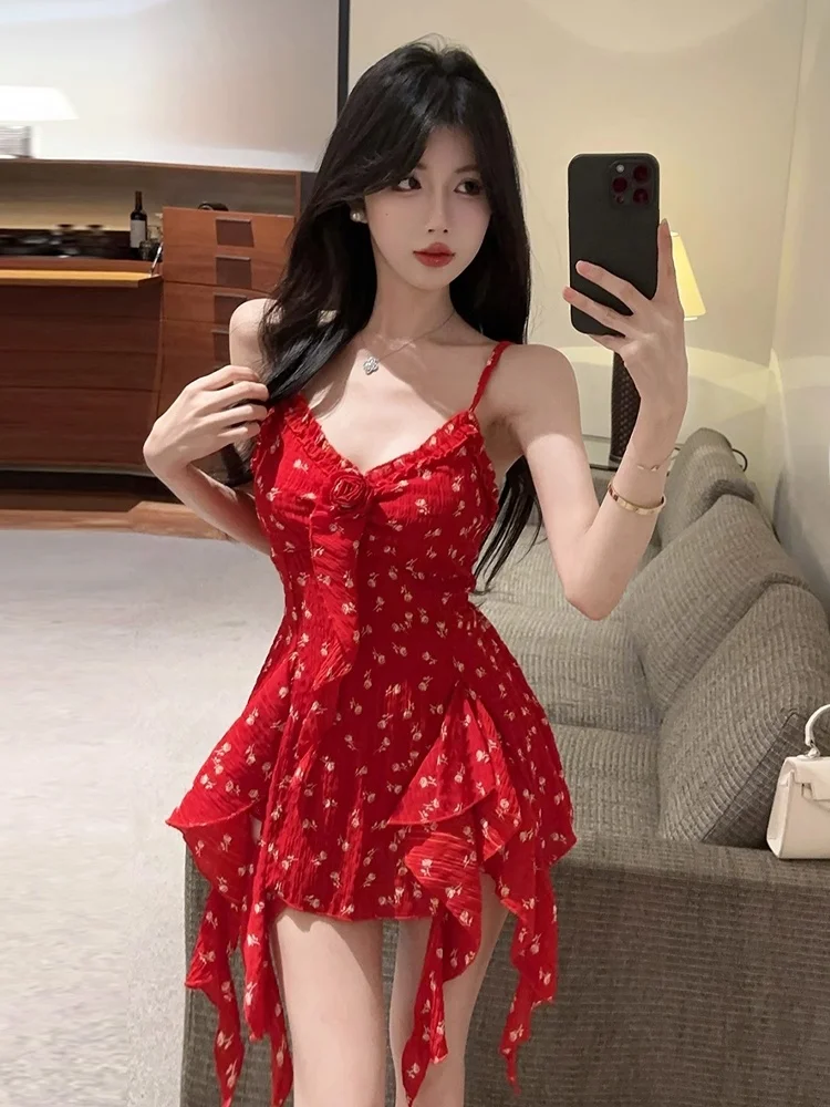 

Сексуальное, нежное и пикантное платье А-силуэта с V-образным вырезом, низкой посадкой, юбкой и цветочным принтом, с завышенной талией, стройнящее фигуру.