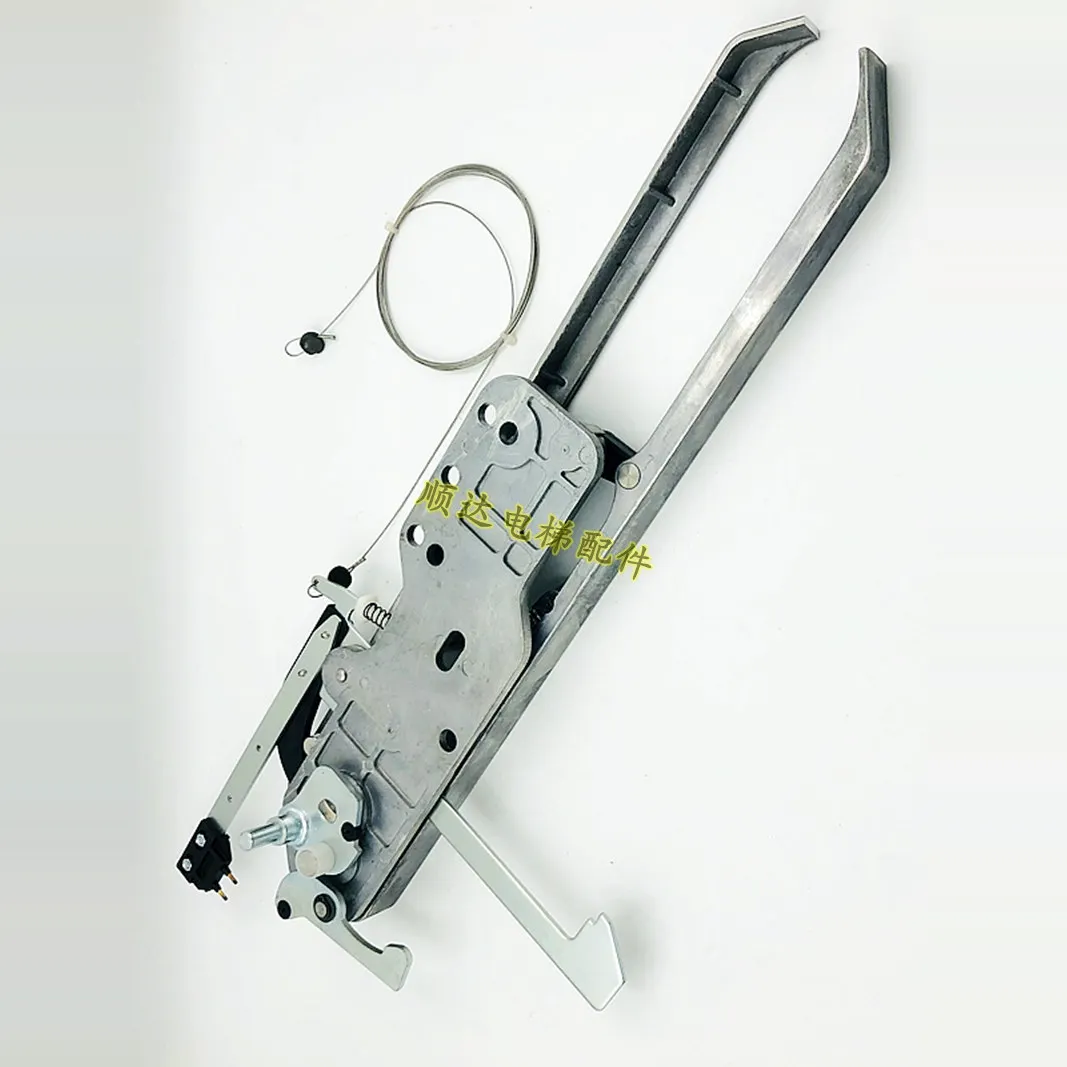 Applicable to  5400 5500 elevator V15 door knife, spring door knife 59351195 car door lock device, spot