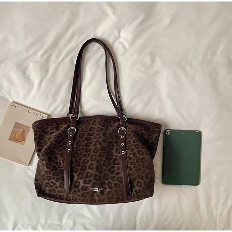 Vintage-Umhängetasche mit Leopardenmuster, Winter-Handtasche aus Kunstwildleder mit großem Fassungsvermögen, verstellbarer Riemen, Metallring-Dekoration, weiche Hobo-Tasche. – Detail 11