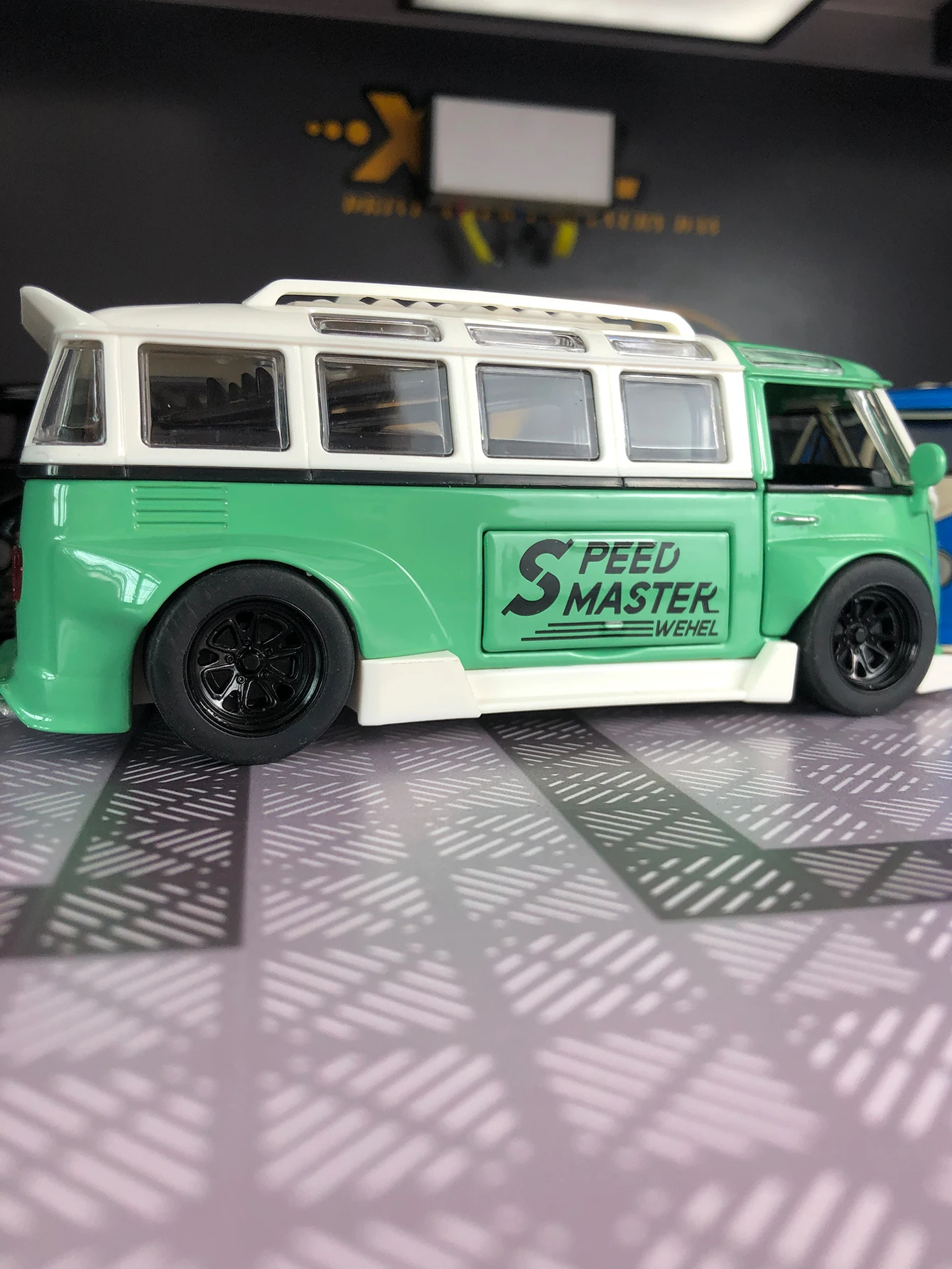 1: 32 نموذج سيارة معدل T1 محاكاة، زخرفة ثابتة، سيارة هدية معدنية قابلة للجمع