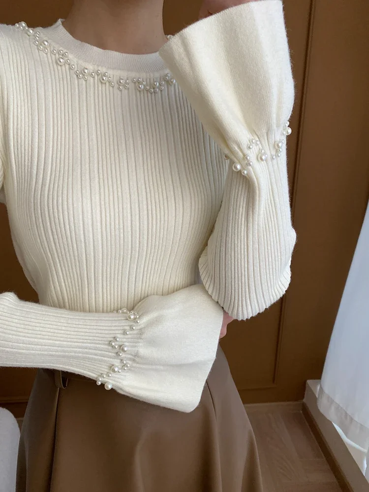 เสื้อไหมพรมแขนบาน แฟชั่นประดับมุก คอกลม เสื้อแขนยาวผู้หญิง รุ่นใหม่ ฤดูใบไม้ร่วง 2025 ทรงเข้ารูป เสื้อสเวตเตอร์ถัก