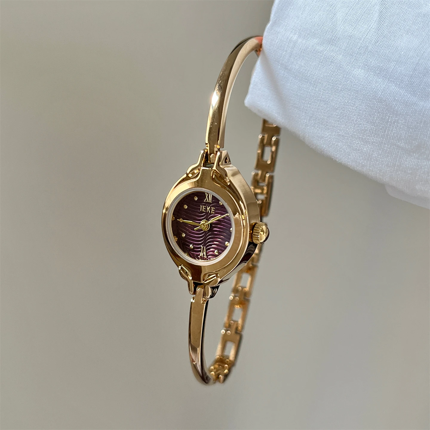 ساعة سلسلة حساسة جديدة للنساء، تصميم بسيط ومتعدد الاستخدامات، ساعة كوارتز على شكل سوار، ساعة يد نسائية.