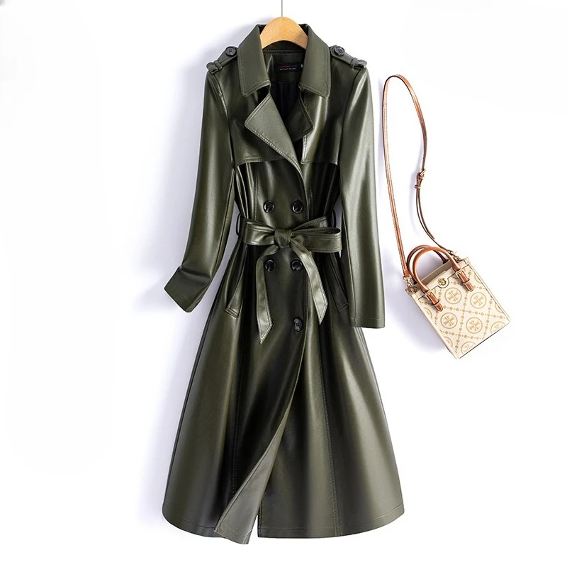 معطف كوري جديد لعام 2025 من جلد البولي يوريثان للنساء سترة طويلة ضيقة من الجلد الصناعي مقاس كبير