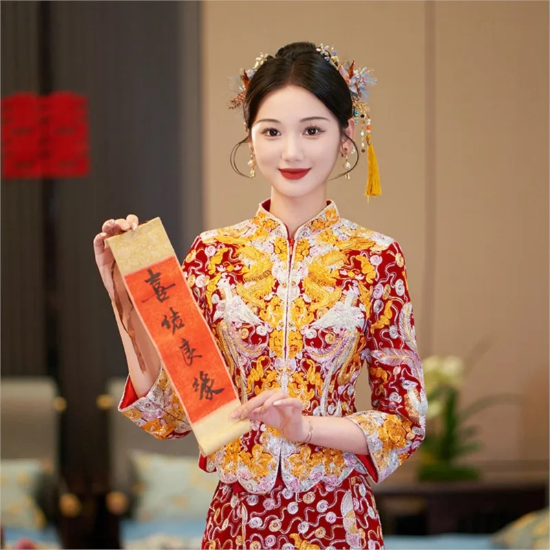 The new style of Chinese figure-hugging wedding dress featuring dragon and phoenix