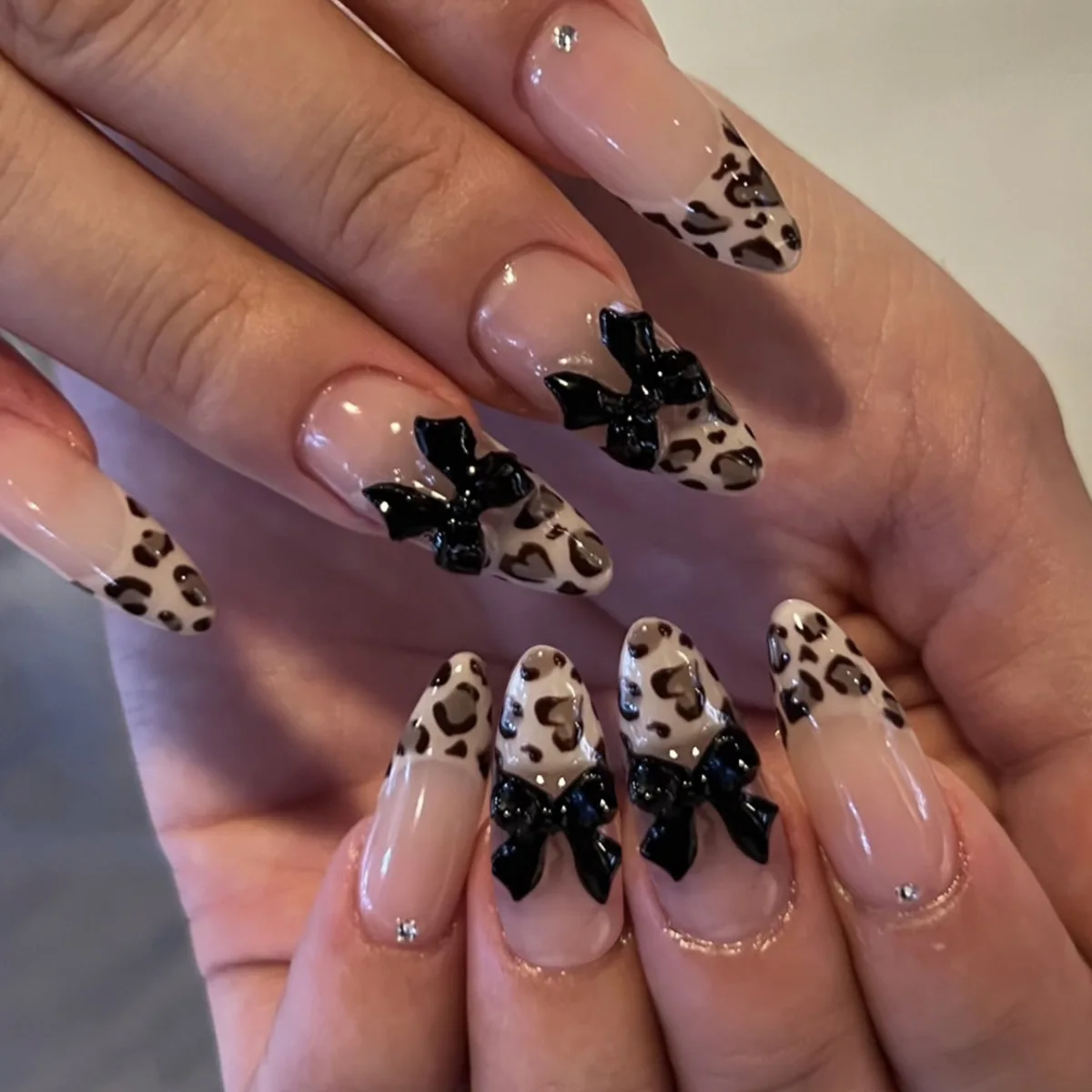 24 Uds. De uñas postizas con estampado de leopardo, diseño francés, juego de uñas largas de almendra con diseño de lazo 3D, punta de uña falsa desmontable de aguja