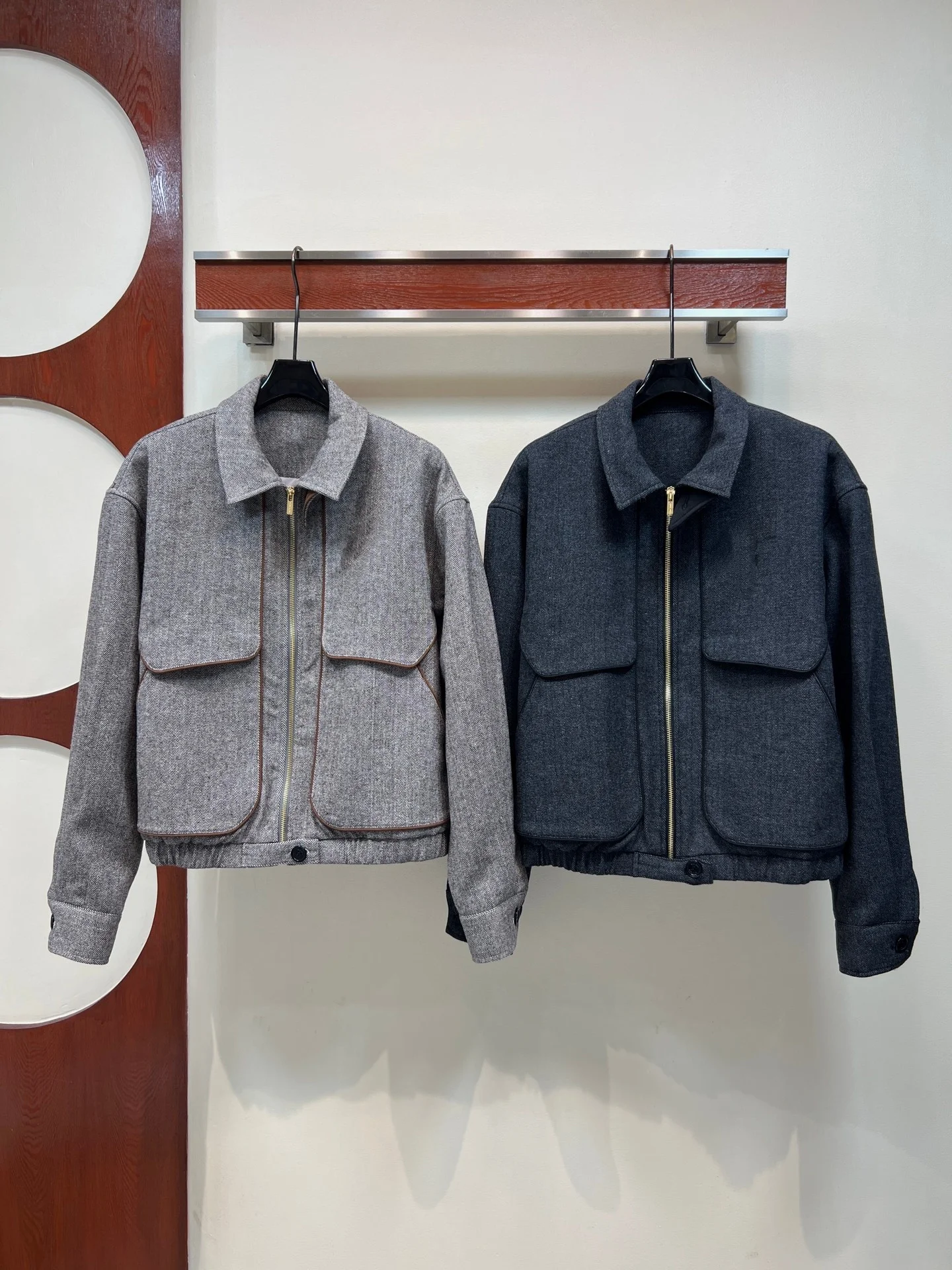 26 Autumn New Herringbone Pattern Short-Sleeved Coat with Large Pouch and Contrasting Edge Trimming on the Hems; Coat