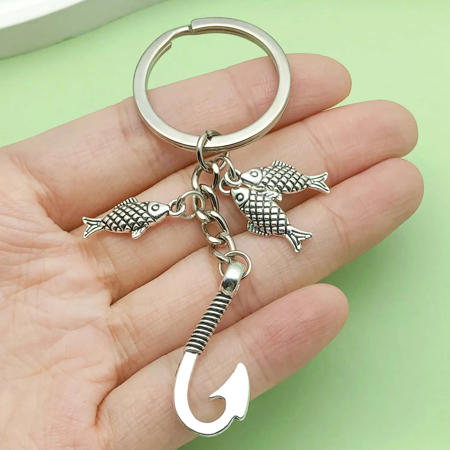 1pc Fashionable Chic Fish & Fishhook Design Keychain, Alloy Fishing Enthusiast Key Ring, for Car Keys, Backpacks, Wallets