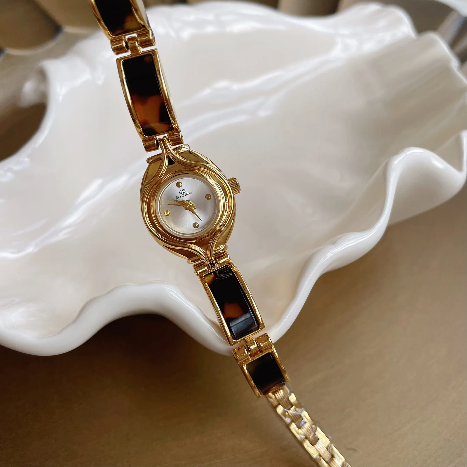 Retro-style amber mini dial bracelet watch for women, luxurious and high-value small gold watch, high-quality luxury wristwatch.