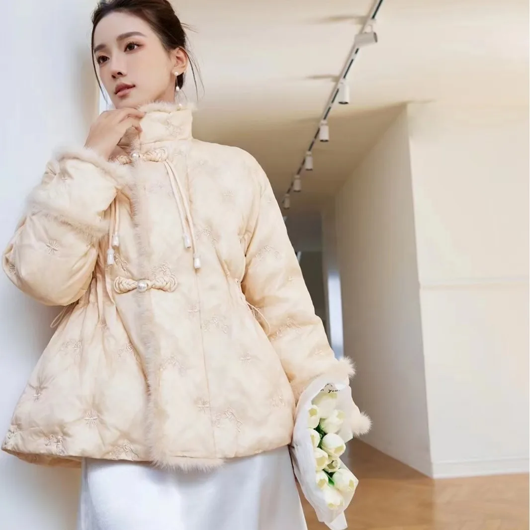 

2024 Winter New Down Jacket Embroidered Mink Fur Stand Collar Exquisite Lace Disc Button 90% White Duck Down Women's Down Jacket