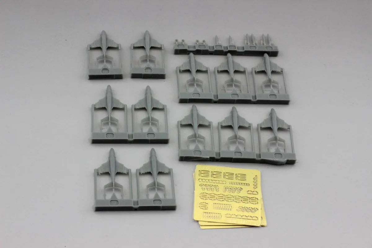 N07-137 1/700 A-6E/KA-6D/EA-6B Intruder Resin Aircraft Set (6+2+4pcs) For US Navy Carrier Deck