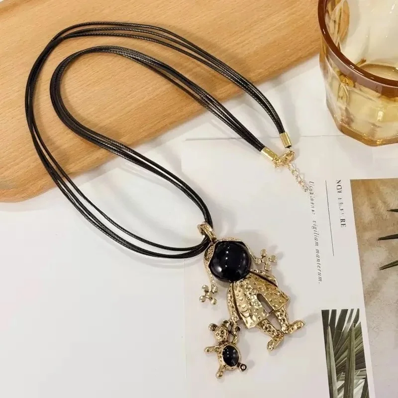 

Fashion Bear Doll Necklace Beauty Astronaut and The Beast Charm Girl Personalized Pendant Suitable for Women's Jewelry Gifts
