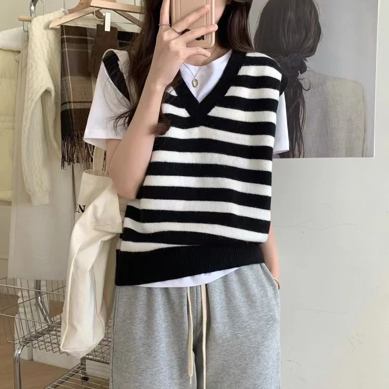 Women's knitted waistcoat V-neck loose sleeveless sweater folded tank top vintage black and white striped pure wool jacket