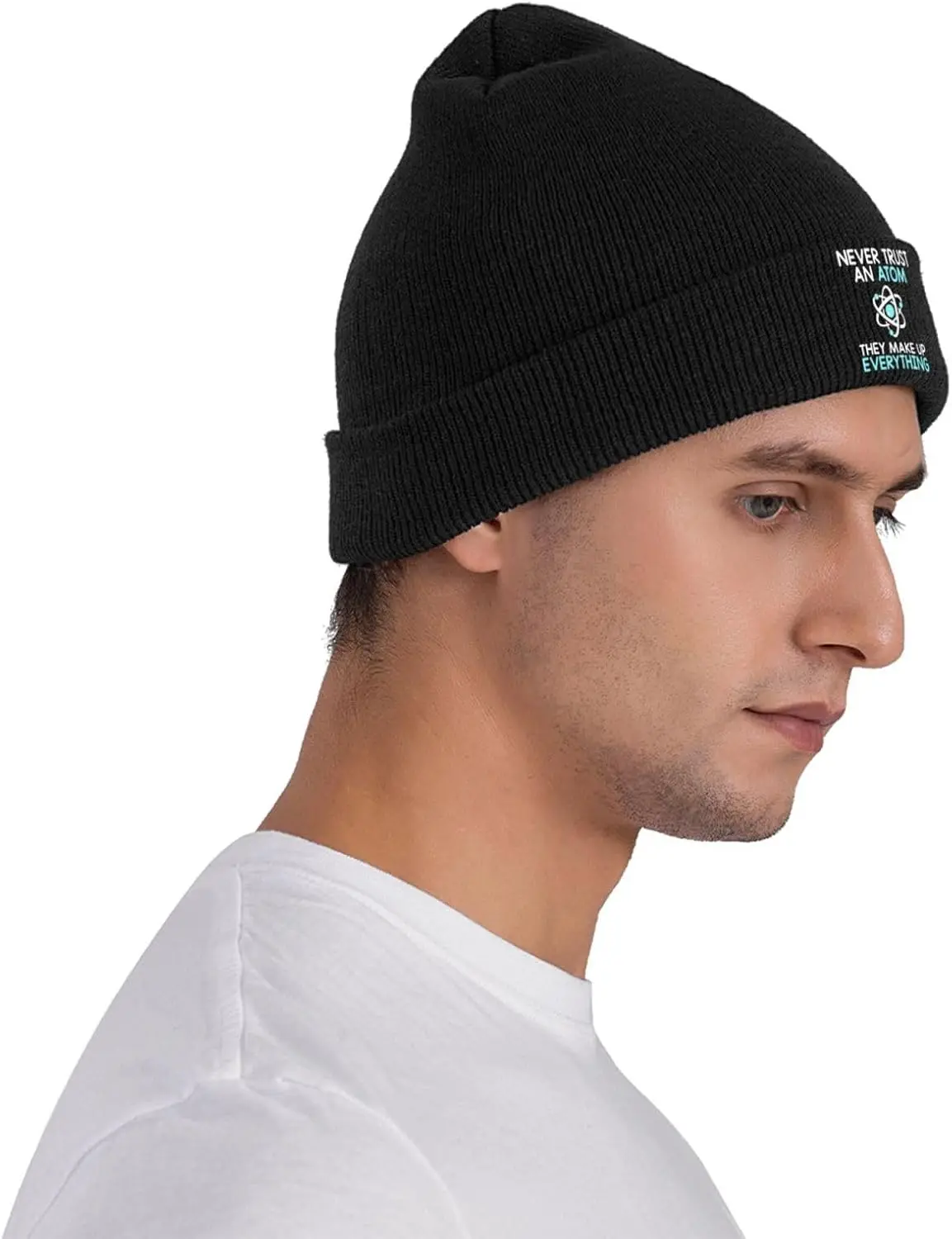 Czapka beanie z napisem: Nigdy nie ufaj atomowi, oni składają całą rzeczywistość. Męska, luźna, dzianinowa czapka typu skull cap, czarna, ciepła, zimowa, narciarska.