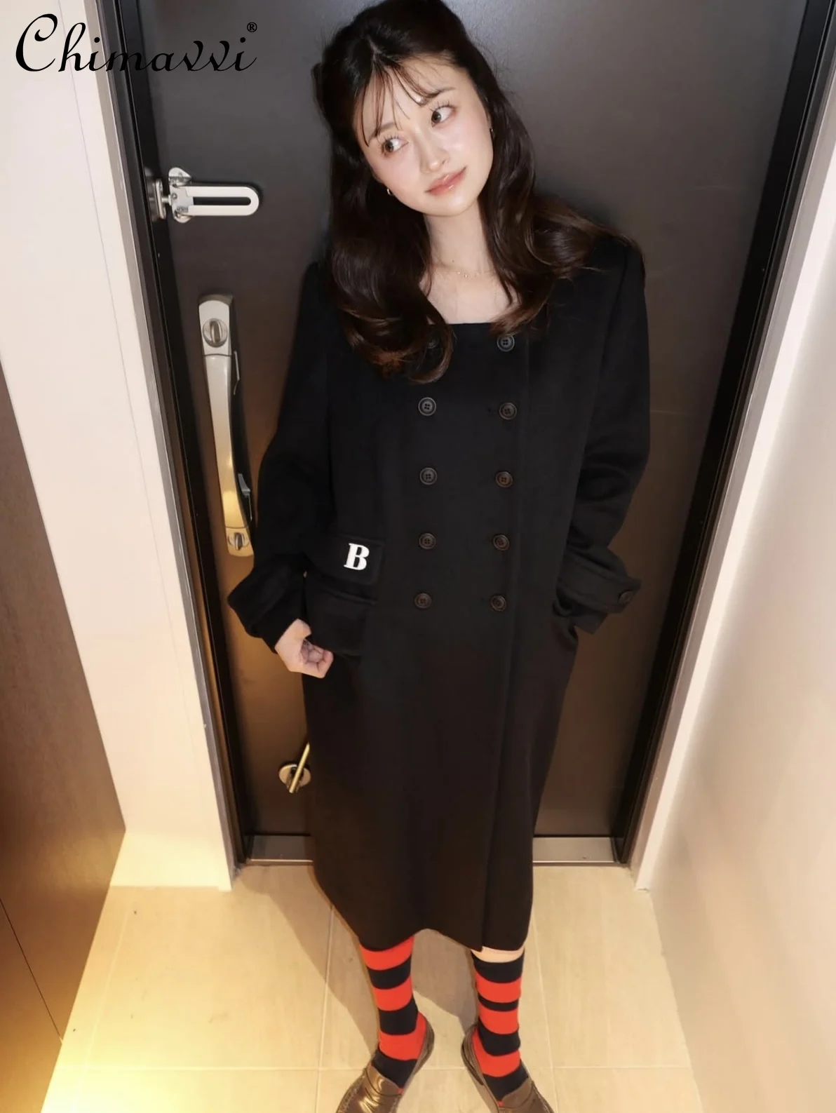 اليابانية الجديدة الخريف والشتاء المرأة أنيقة مزدوجة الصدر الأسود السترات الصوفية رسالة مطرزة طويلة الصوف معطف واقٍ من المطر