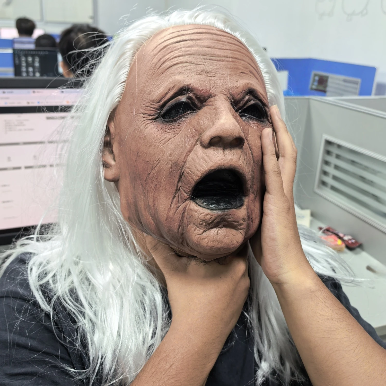 Masque de grand-mère hurlant en caoutchouc réaliste, tête complète, cheveux blancs, accessoire de fête pour vieille femme d'horreur