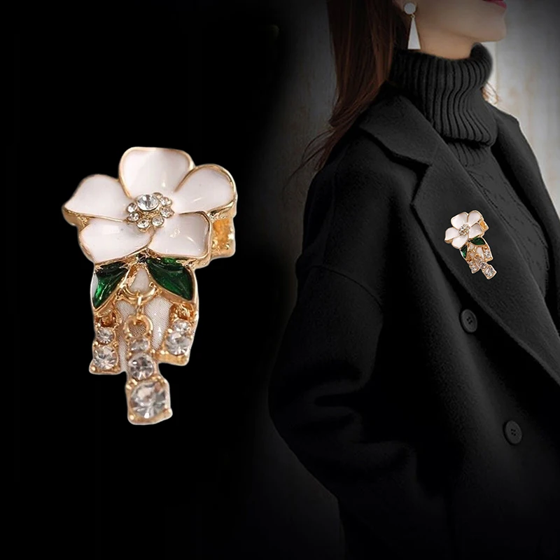 Dame tempérament strass gland pendentif broche fête bijoux décontractés élégant blanc goutte à goutte huile camélia fleur broches pour les femmes