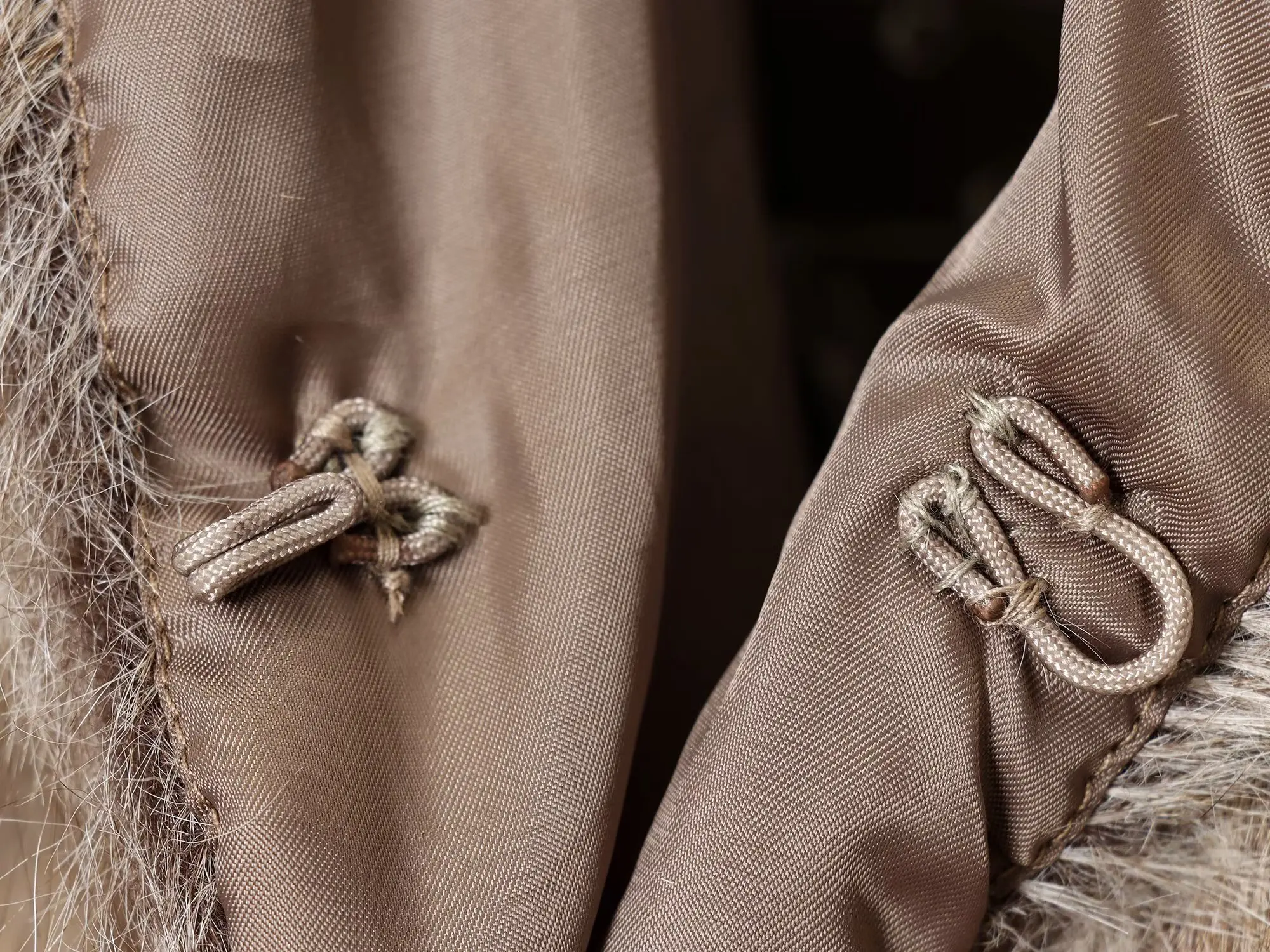 سترة KONDALA أنيقة كاكي فاخرة فروي شتوية نبيلة أنيقة للنساء موضة خريف 2025 من الفرو الصناعي ملابس خارجية قصيرة للحفلات والنوادي الليلية