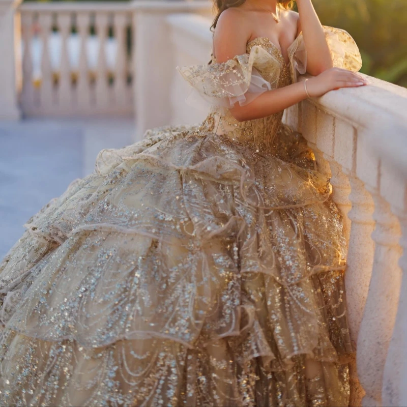 الشمبانيا لامعة فساتين Quinceanera قبالة الكتف زين الديكور كريستال المتدرج تول مشد حفلة عيد ميلاد الحلو 16 فستان