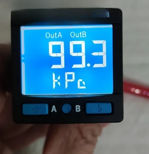 Gebrauchtes digitales Vakuummessgerät Manometer SPAN-B2R-G18M-PN-PN-L1