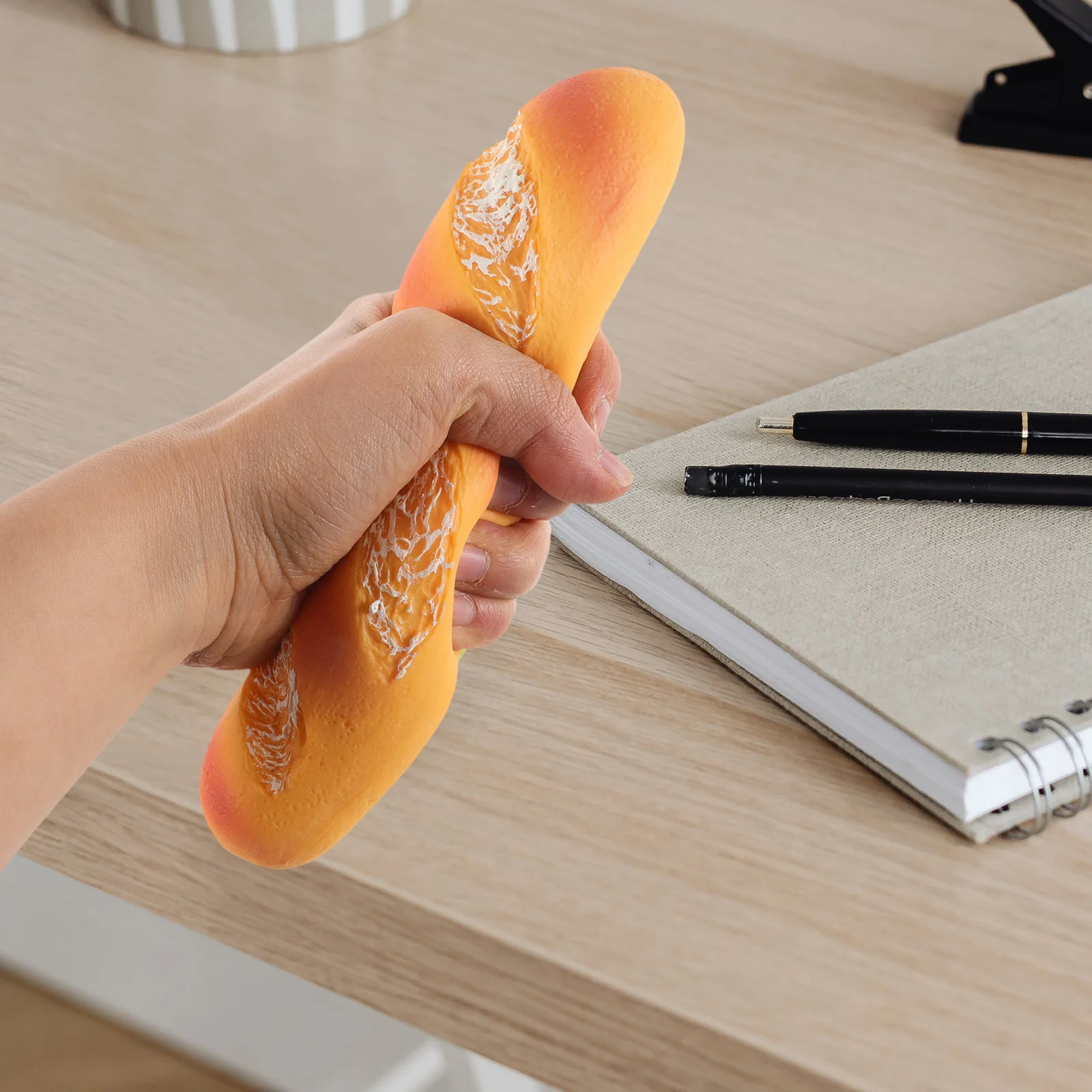 Realistyczny chleb bagietka, antystresowy gniotek z efektem powolnego powrotu do kształtu, redukujący lęk, rekwizyt do żartów, sensoryczny zabawka antystresowa, imitacja jedzenia.