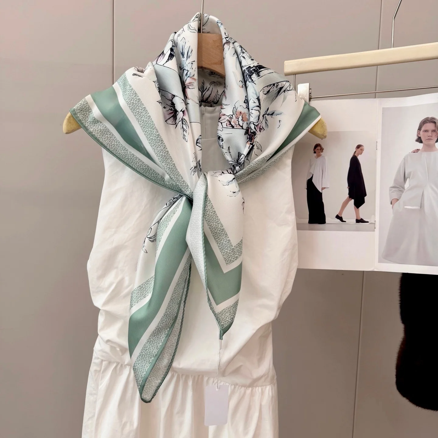 sciarpa-di-seta-di-lusso-da-donna-sciarpa-sottile-grande-quadrata-stile-britannico-foulard-fascia-per-capelli-accessorio-per-pendolari