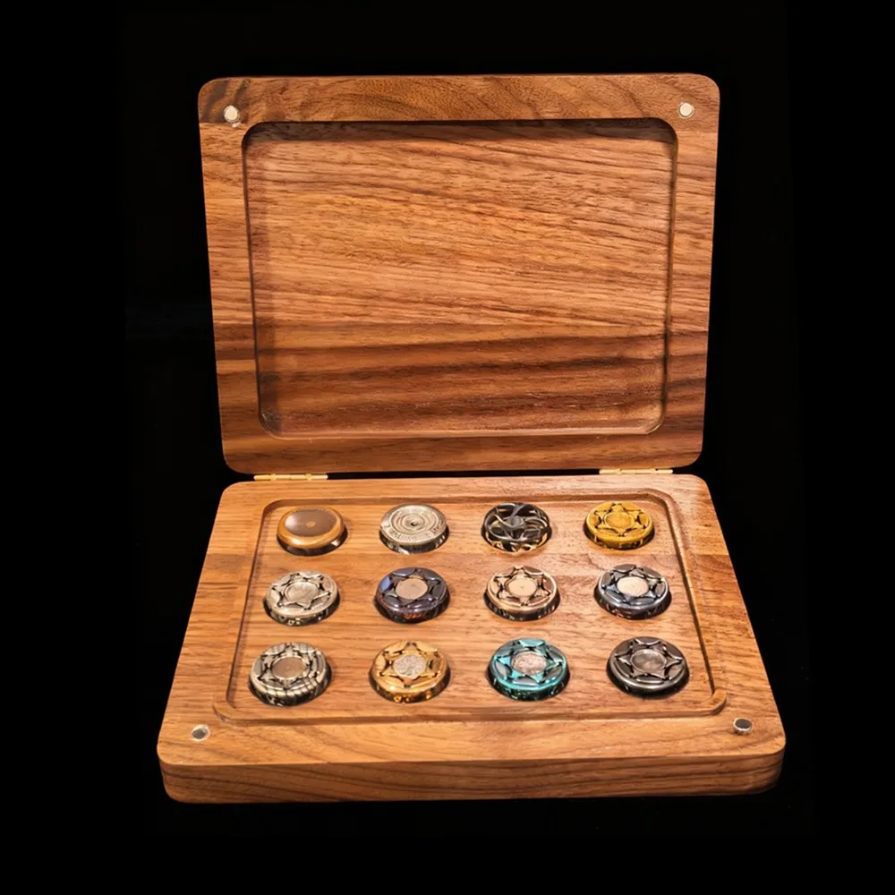 กล่องเก็บของพร้อมล็อคแบบไจโร สำหรับใส่ฟิดเจ็ตสปินเนอร์ ขนาด 24.5 มม. สีดำวอลนัท