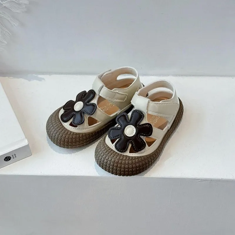 

Boys' and girls' fashionable sports sandals with floral patterns and a hollow design. Made of anti-slip PU leather.Beach shoes.