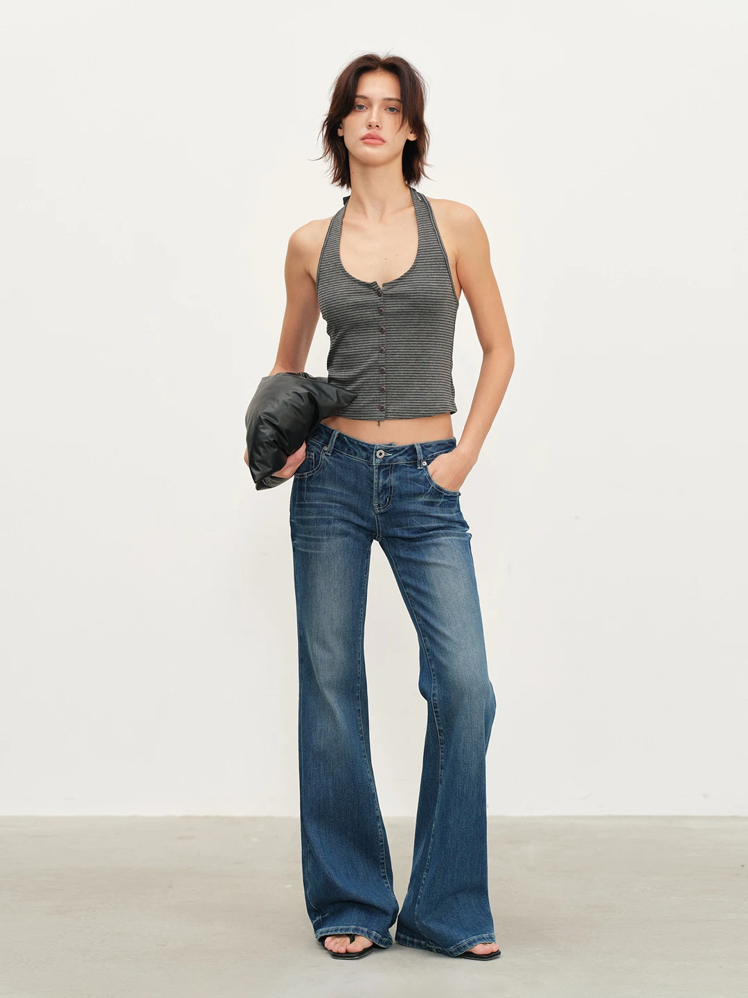 

Элегантный приталенный жилет с U-образным вырезом на пуговицах Howwell 2026SS, с тонкой полосатой текстурой, оригинальный дизайн, полиэстер, женский укороченный жилет