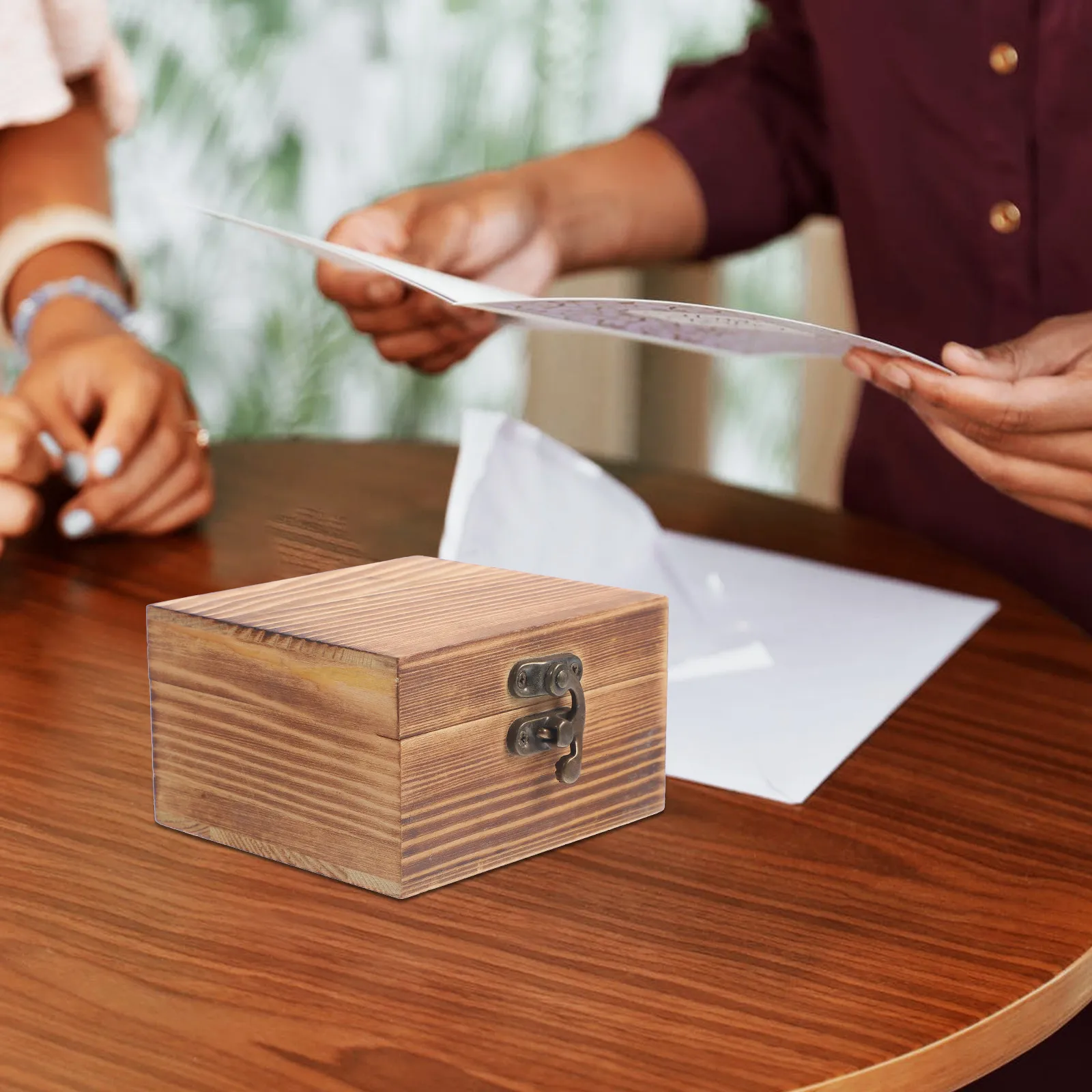 

Деревянная шкатулка для украшений в винтажном стиле с крышкой для хранения колец, серег, браслетов, часов, очков, поделок и памятных вещей