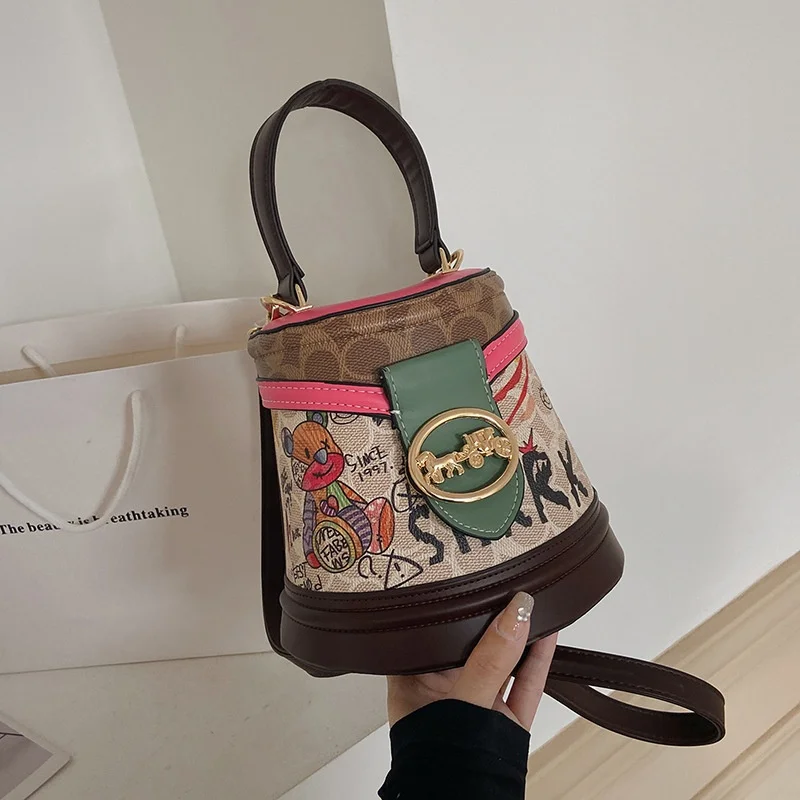 

2026 New minimalist and fashionable small handbag, contrasting color women's bag, high-end carriage crossbody bag, portable bag