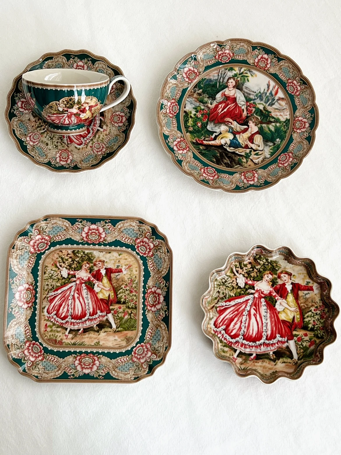 

Знаменитые европейские фигурки рисования, редкие винтажные темно-зеленые керамические тарелки в Великобритании.