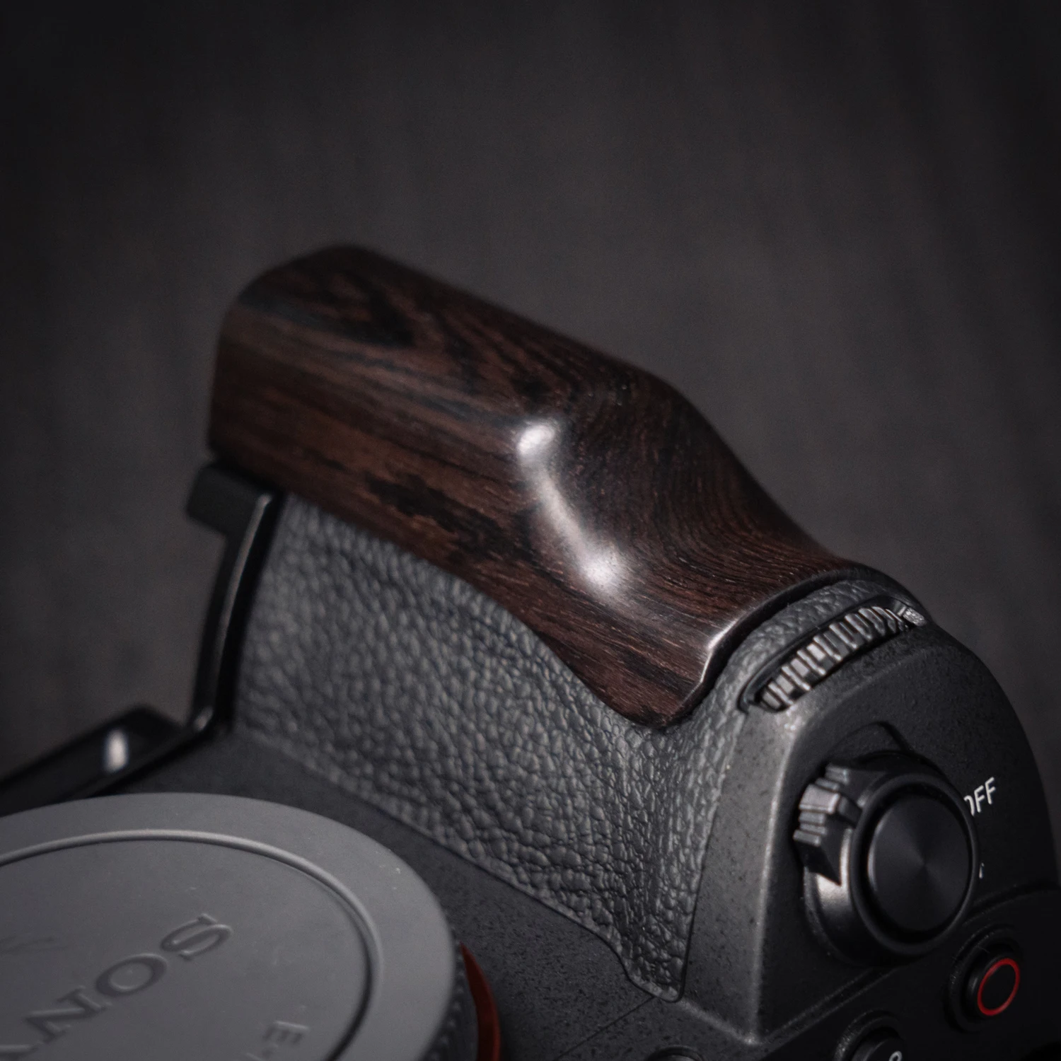 YUWOOD für Sony A7R5 / A7M4 Kamera-Cage mit Holzgriff und integrierter Schnellwechselplatte für Arca-Swiss Cage Rig Kit – Detail 20