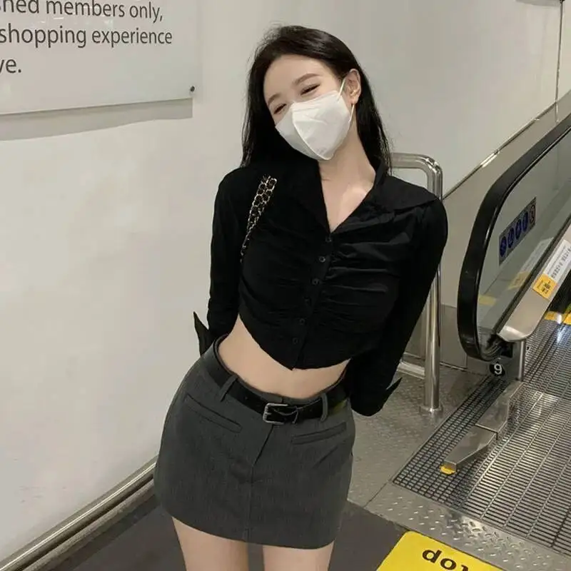 Lucyever, nuevas camisetas cortas ajustadas sexis para mujer, Túnica con pliegues Y K, camisa de manga larga para mujer, blusas blancas con botones de moda coreana