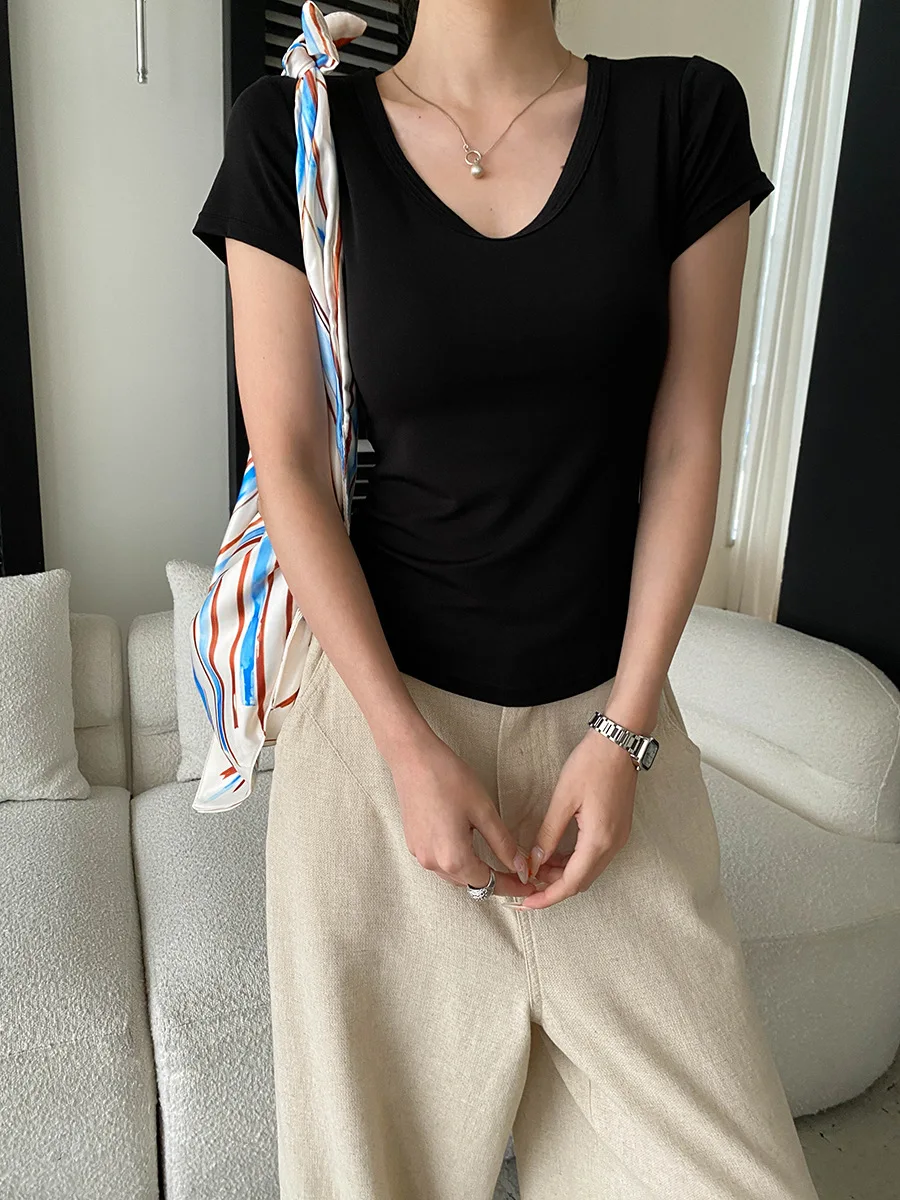 Sommerliches Damen-T-Shirt in unifarbenem Design mit V-Ausschnitt, schmaler Passform, Brustpolster und kurzen Ärmeln. – Detail 20