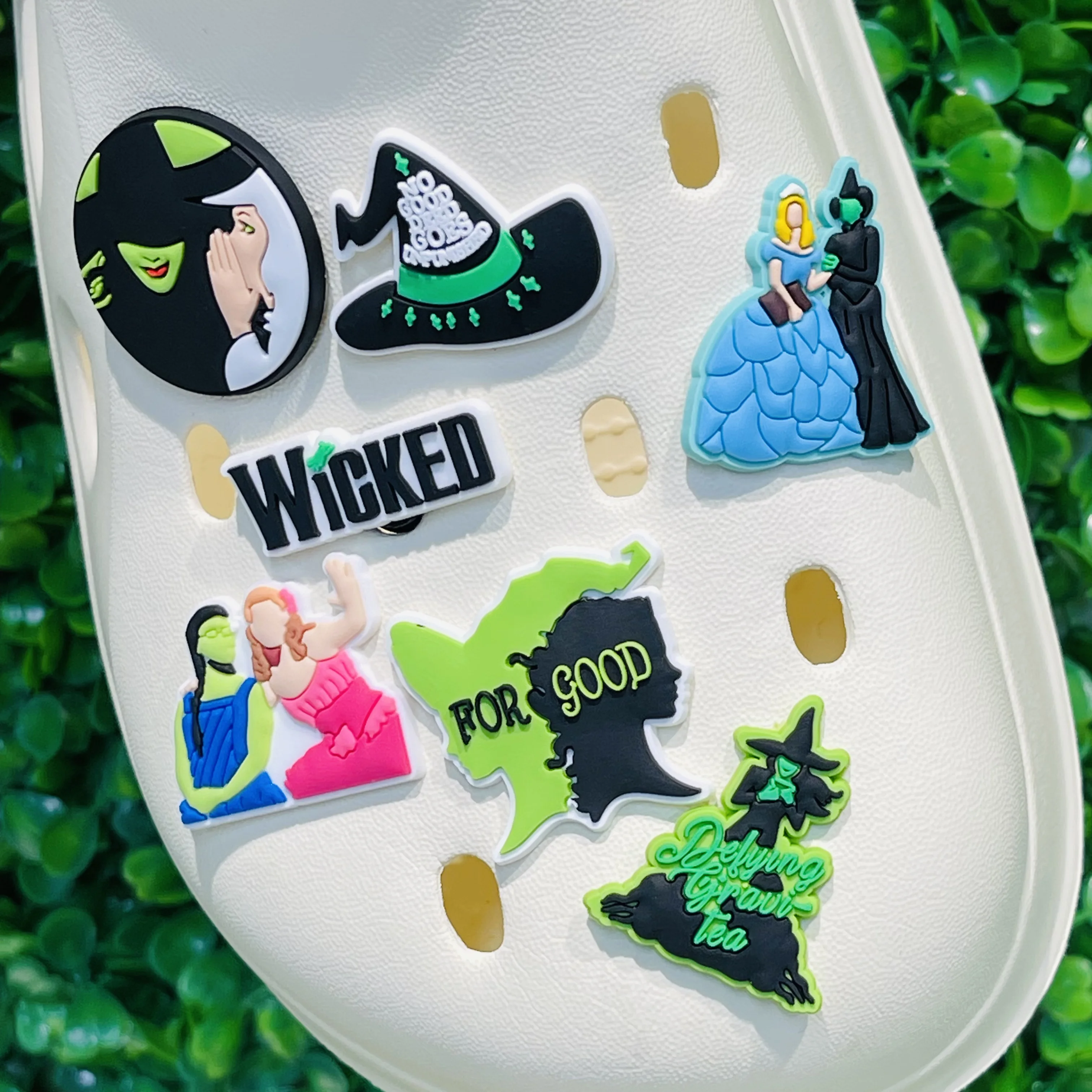 7 stks/set Wicked Woman Magische Hoed PVC Cartoon Schoenen Charms Tuin Schoenen Knop Kids Klomp Decoraties DIY Polsband