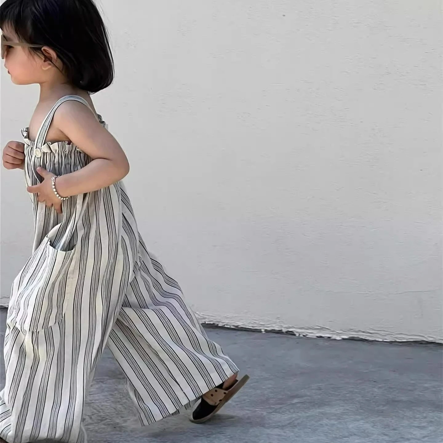 الفتيات العمودي مخطط ثنائي الجيوب بذلة الأطفال السراويل 2025 الزي الصيفي ملابس الأطفال اليابانية والكورية الجديدة